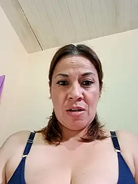 Snapshot of Zaralu_ chatting on 10.11.25 Zaralu online show from 10.11.25