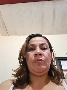 Snapshot of Zaralu_ chatting on 10.17.25 Zaralu online show from 10.17.25