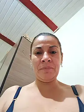 Snapshot of Zaralu_ chatting on 10.24.25 Zaralu online show from 10.24.25