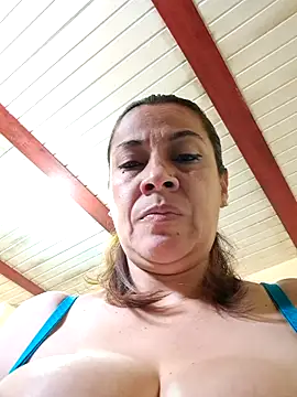 Snapshot of Zaralu_ chatting on 10.26.25 Zaralu online show from 10.26.25