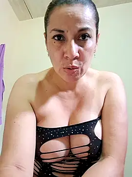 Snapshot of Zaralu_ chatting on 10.27.25 Zaralu online show from 10.27.25