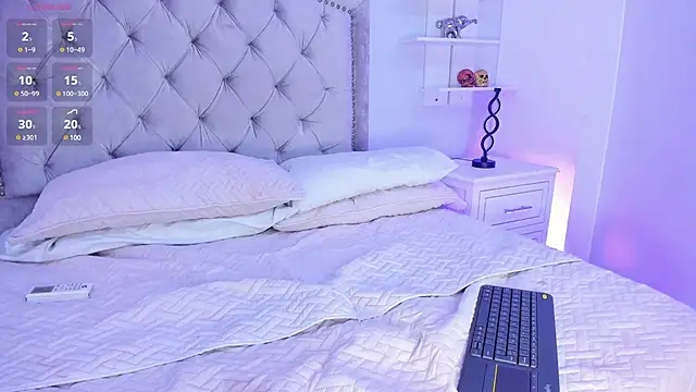 Snapshot of LiaFlowers chatting on 12.18.24 LiaFlowers online show from 12.18.24