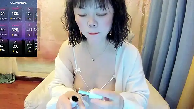 Snapshot of Pennyee chatting on 02.18.25 Pennyee online show from 02.18.25