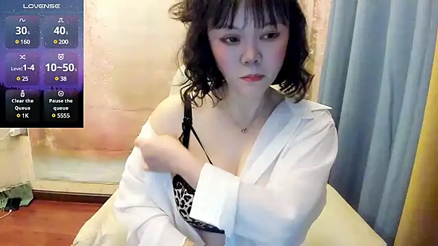 Snapshot of Pennyee chatting on 02.26.25 Pennyee online show from 02.26.25