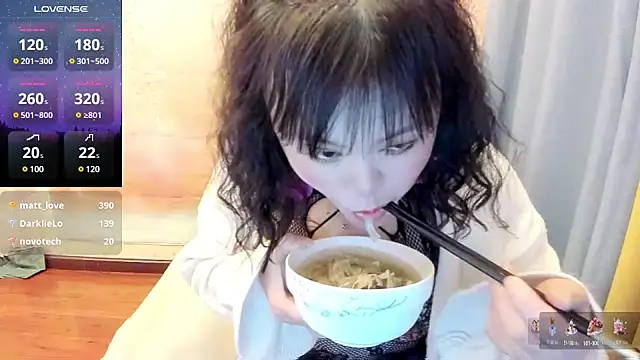 Snapshot of Pennyee chatting on 03.05.25 Pennyee online show from 03.05.25