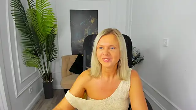 AgathaKlouin online show from 10.02.25