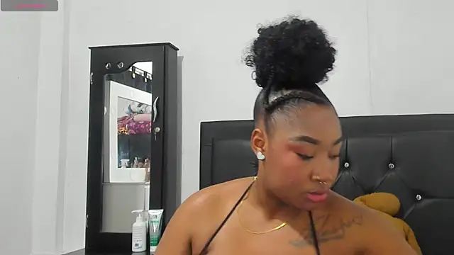 Snapshot of Natassha_brown1 chatting on 10.16.25 Natassha brown1 online show from 10.16.25