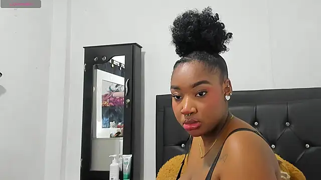 Snapshot of Natassha_brown1 chatting on 10.17.25 Natassha brown1 online show from 10.17.25