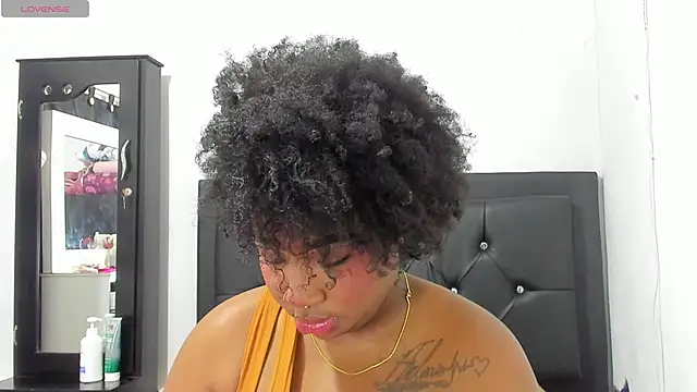 Snapshot of Natassha_brown1 chatting on 10.19.25 Natassha brown1 online show from 10.19.25