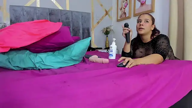 Caroliine Torres online show from 02.08.25