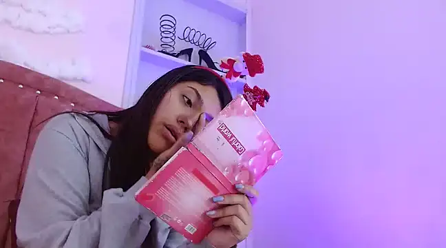 SarahStones online show from 12.12.24