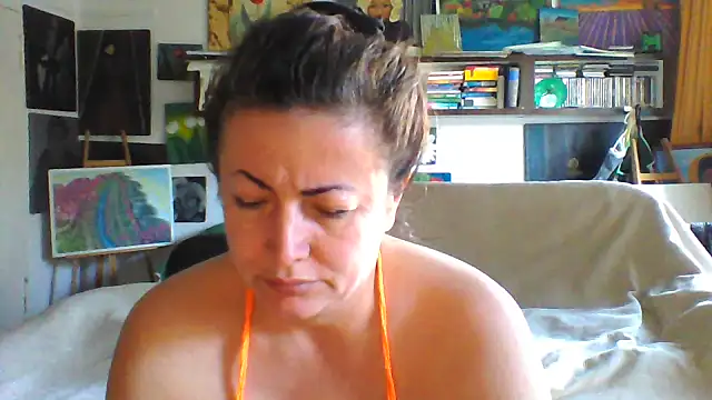 Snapshot of MariaAnaSunshine chatting on 10.18.25 MariaAnaSunshine online show from 10.18.25