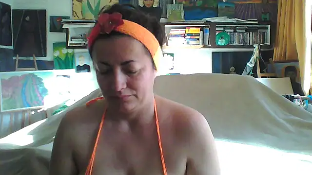 Snapshot of MariaAnaSunshine chatting on 10.19.25 MariaAnaSunshine online show from 10.19.25