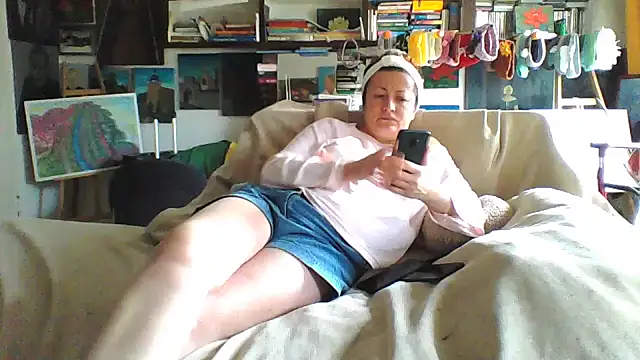 Snapshot of MariaAnaSunshine chatting on 11.18.25 MariaAnaSunshine online show from 11.18.25