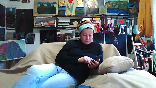 Snapshot of MariaAnaSunshine chatting on 12.04.25 MariaAnaSunshine online show from 12.04.25