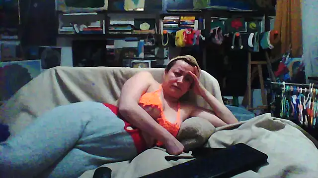 Snapshot of MariaAnaSunshine chatting on 12.13.25 MariaAnaSunshine online show from 12.13.25