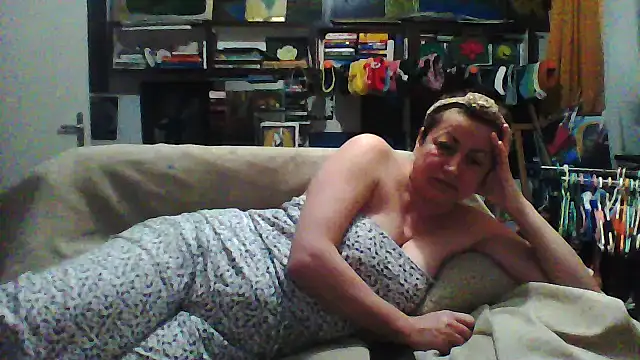 Snapshot of MariaAnaSunshine chatting on 12.14.25 MariaAnaSunshine online show from 12.14.25