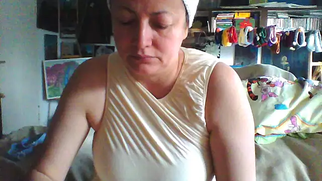 Snapshot of MariaAnaSunshine chatting on 12.20.25 MariaAnaSunshine online show from 12.20.25