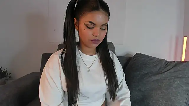 Snapshot of zoe_roux21 chatting on 02.22.25 zoe roux21 online show from 02.22.25