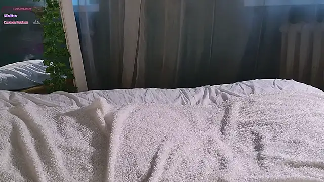 Snapshot of SunnyRisha chatting on 09.28.25 SunnyRisha online show from 09.28.25