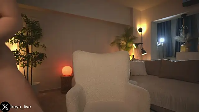 Snapshot of freyacherie chatting on 09.20.25 freyacherie online show from 09.20.25