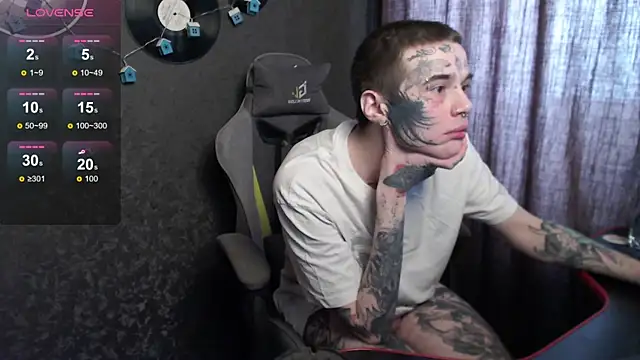 Snapshot of lonelycrystal chatting on 02.28.25 lonelycrystal online show from 02.28.25