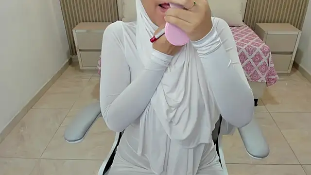 Snapshot of Hanaa_latif chatting on 03.18.25 Hanaa latif online show from 03.18.25