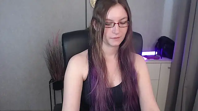 Snapshot of emmaxDelight chatting on 10.20.25 emmaxDelight online show from 10.20.25