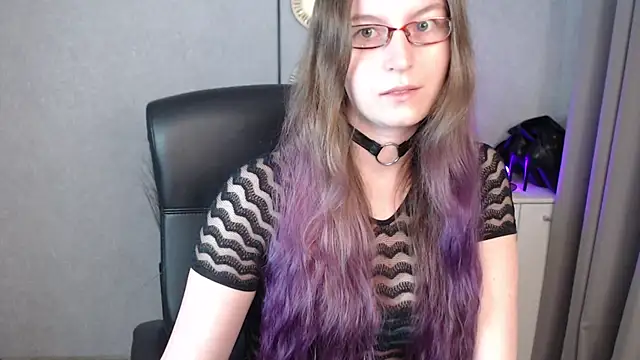 Snapshot of emmaxDelight chatting on 10.22.25 emmaxDelight online show from 10.22.25