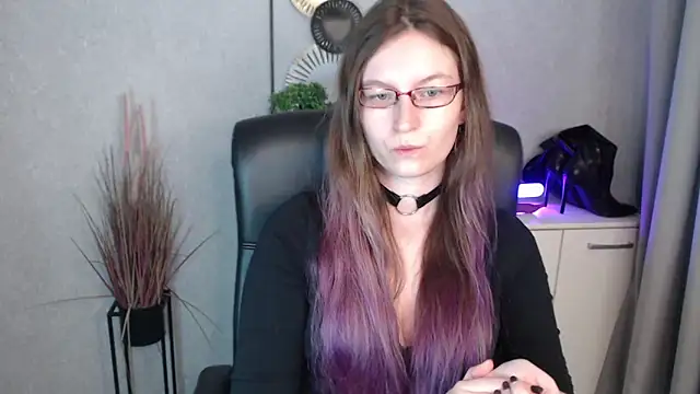 Snapshot of emmaxDelight chatting on 10.28.25 emmaxDelight online show from 10.28.25