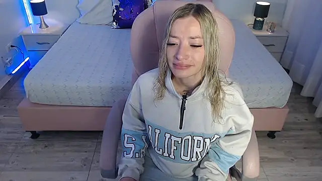 Snapshot of zoe_jones13 chatting on 02.24.26 zoe jones13 online show from 02.24.26