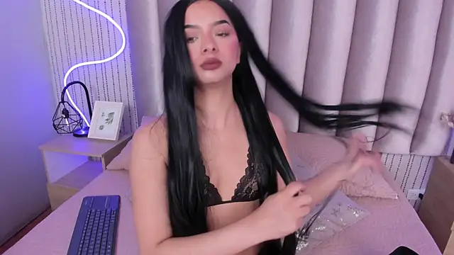 Snapshot of LARISSAEVANS chatting on 10.24.25 LARISSAEVANS online show from 10.24.25