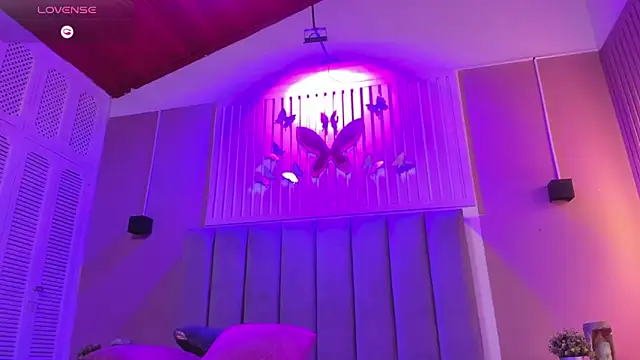 Snapshot of dyvis_22 chatting on 10.18.25 dyvis 22 online show from 10.18.25