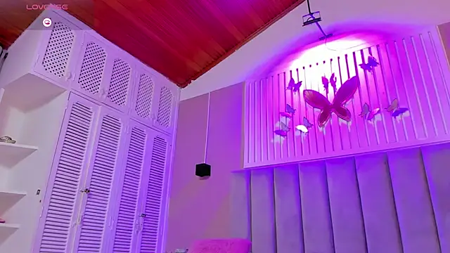 Snapshot of dyvis_22 chatting on 10.21.25 dyvis 22 online show from 10.21.25