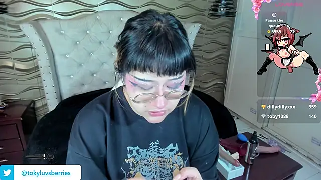 Snapshot of toky_doll chatting on 12.10.24 toky doll online show from 12.10.24