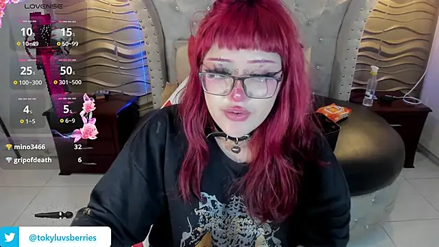 Snapshot of toky_doll chatting on 01.07.25 toky doll online show from 01.07.25