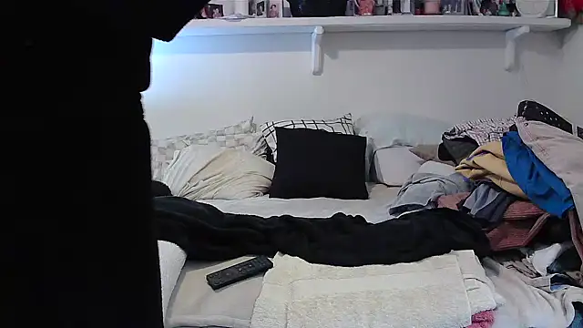 Snapshot of Hand69someguy chatting on 10.18.25 Hand69someguy online show from 10.18.25