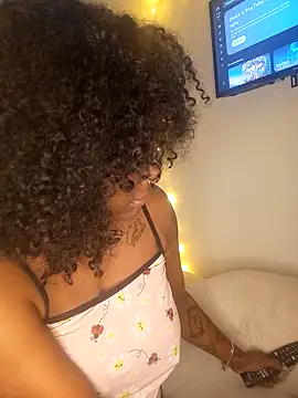 Snapshot of RebecApreta chatting on 12.17.25 RebecApreta online show from 12.17.25