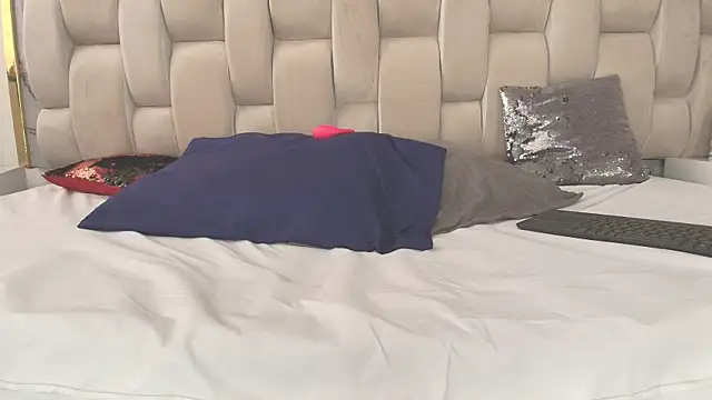 Hanna lens online show from 04.15.26