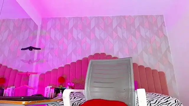 Snapshot of angelyy_02 chatting on 02.05.25 angelyy 02 online show from 02.05.25