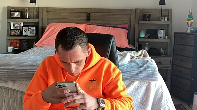 Snapshot of PeytonJohnn chatting on 10.27.25 PeytonJohnn online show from 10.27.25