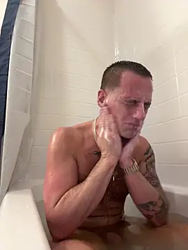 Snapshot of PeytonJohnn chatting on 10.28.25 PeytonJohnn online show from 10.28.25