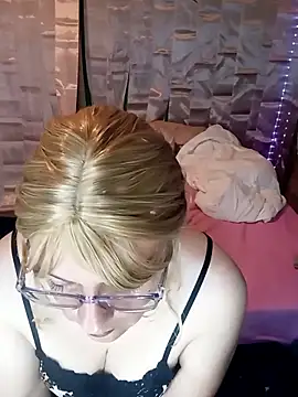 Snapshot of JOSSYANNE chatting on 09.16.25 JOSSYANNE online show from 09.16.25