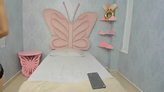 MaddyCute4u online show from 02.21.25