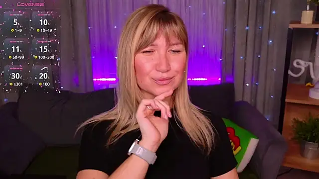 Snapshot of MilaBott chatting on 03.11.25 MilaBott online show from 03.11.25