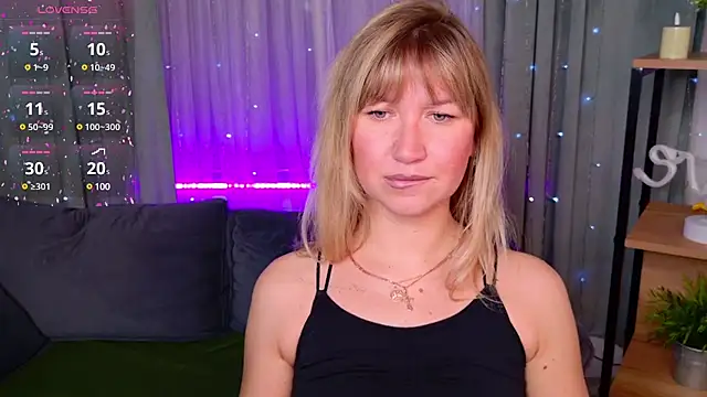 Snapshot of MilaBott chatting on 03.18.25 MilaBott online show from 03.18.25