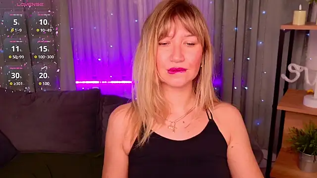 Snapshot of MilaBott chatting on 03.18.25 MilaBott online show from 03.18.25