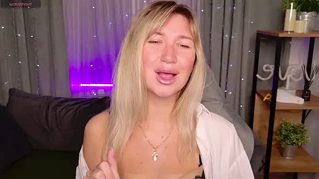 Snapshot of MilaBott chatting on 09.10.25 MilaBott online show from 09.10.25