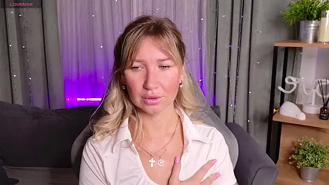 Snapshot of MilaBott chatting on 09.13.25 MilaBott online show from 09.13.25