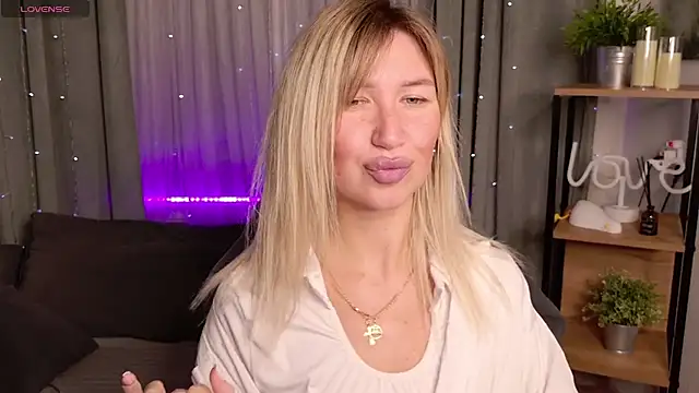 Snapshot of MilaBott chatting on 09.22.25 MilaBott online show from 09.22.25